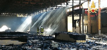 Incendio Capannone Viale Magna Grecia, dettagli dei VVF (foto)
