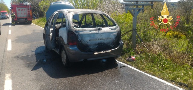 Si incendia auto in transito (FOTO)