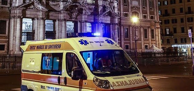 Roma, entra nella basilica di Santa Maria Maggiore e sfregia al volto due frati