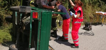 Incidente stradale : Ape Piaggio si ribalta in strada