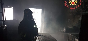 A fuoco pasticceria nel Catanzarese (FOTO)