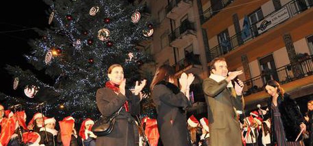 Natale: Occhiuto accende albero a Cosenza
