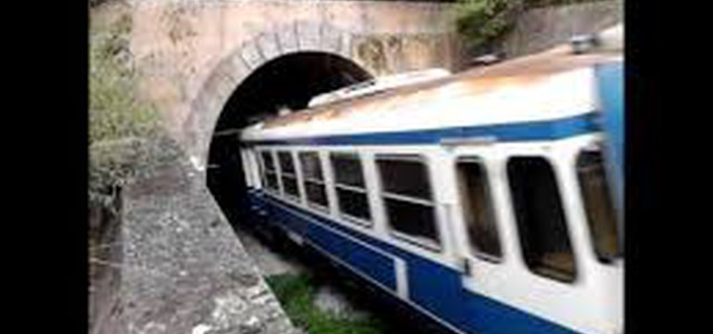 Treno con passeggeri a bordo rimane bloccato in galleria causa mal tempo