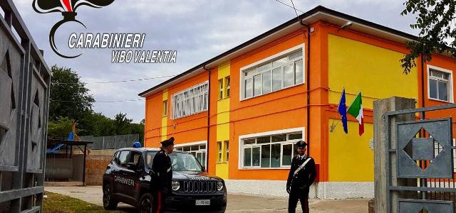 Sasso contro finestra seggio elettorale nel Vibonese