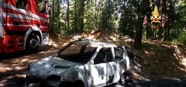 Auto in transito prende fuoco, distrutta dalle fiamme