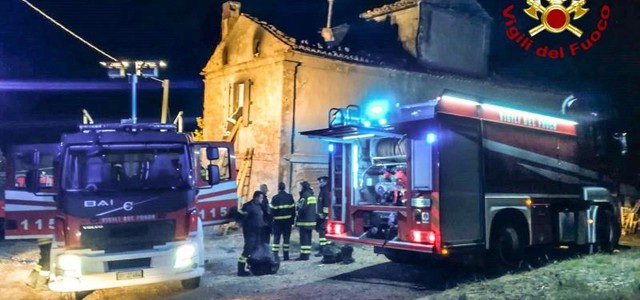 Incendio in un casolare, illesi i due occupanti