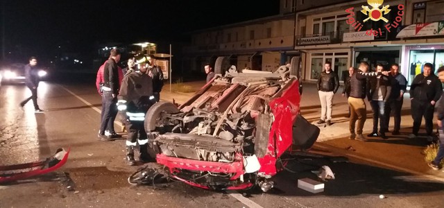 Auto si ribalta sulla statale 106 nel Catanzarese, ferite due ragazze