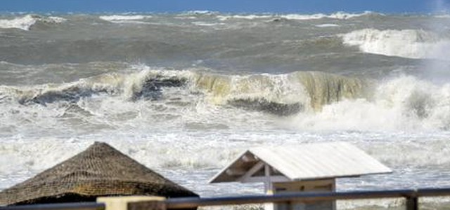 Tromba d'aria in spiaggia a Ostia, 10 feriti lievi