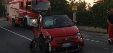 Finisce contro auto parcheggiata sulla statale 106, ferita una ragazza