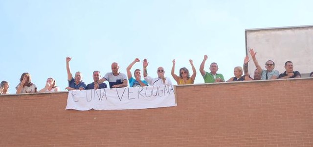 Precari licenziati su tetto di ospedale