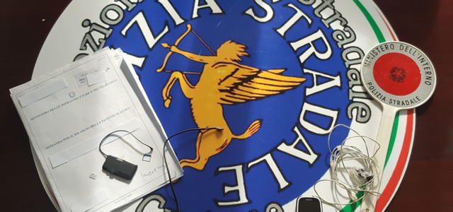 A esame per la patente con ricetrasmittente, tre denunce