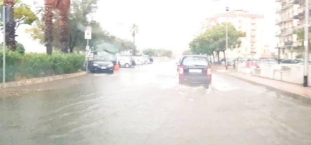 Maltempo, strade allagate a Lido