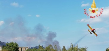 Vasto incendio nel Catanzarese, necessario l'intervento di un canadair (FOTO)