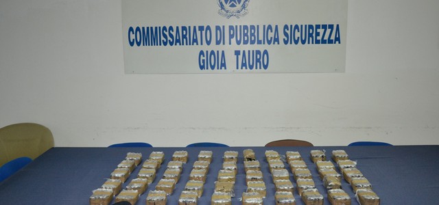 Sull'A2 con 50 kg di hashish in auto, due arresti