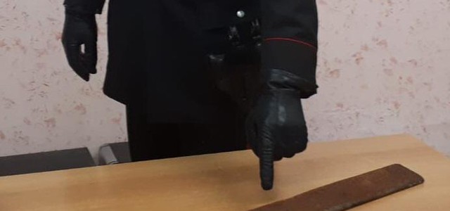 Picchia il padre con una sbarra in ferro, gli distrugge l’auto e poi lo insegue impugnando un coltello a serramanico: arrestato un 21enne