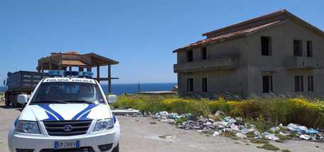 Demoliti manufatti abusivi confiscati alla 'ndrangheta
