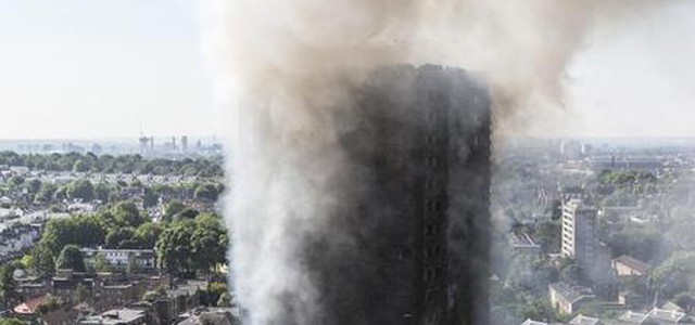 Londra: Incendio a Grenfell Tower. La Farnesina: 'Dispersi due italiani'. Almeno 12 morti