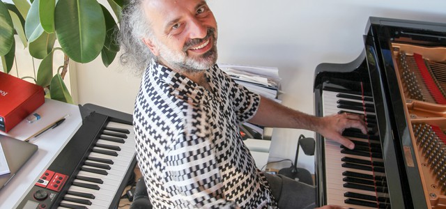 Armonie d'Arte Festival, sabato 19 agosto in esclusiva per il Centro-Sud Italia il pianoforte di Stefano Bollani incontra le percussioni di Trilok Gurtu