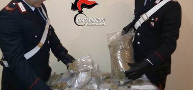Valigia piena di marijuana, arrestato