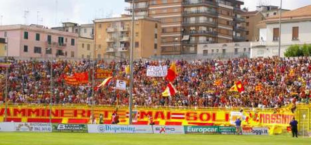 Catanzaro non retrocede! La tifoseria si raduna oggi allo stadio per sostenere la squadra