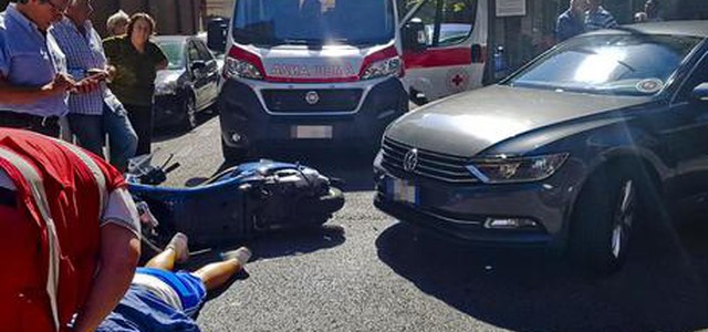 L'auto di De Luca contromano si scontra con uno scooter