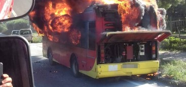 Autobus Amc in transito avvolto dalle fiamme (VIDEO)