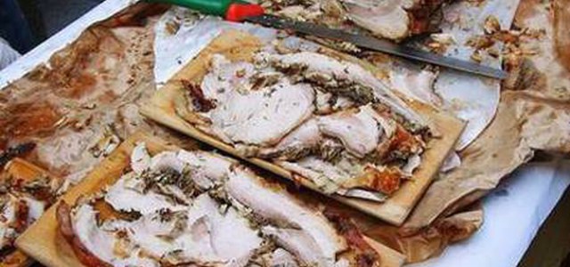 Si inaugura moschea, residenti protestano mangiando porchetta