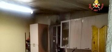 Notte di fuoco a Lamezia, in fiamme scooter, due auto e camper: roghi di origine dolosa