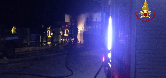 Incendio in azienda di catering, un uomo perde la vita