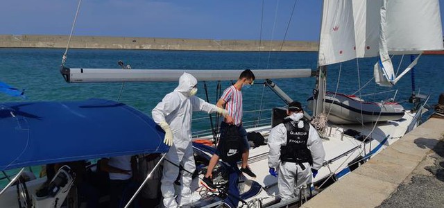 Sbarcati 54 migranti a Crotone con un veliero