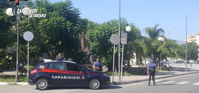 Violenza sessuale nei confronti di una turista a Soverato, arrestato 17enne