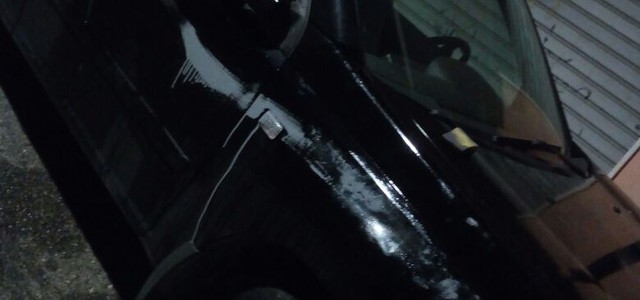 Vandalismo nel quartiere Santa Maria, vernice sulle auto