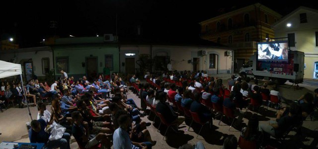 Schermi, successo per la prima serata. Stasera appuntamento nel quartiere Aranceto