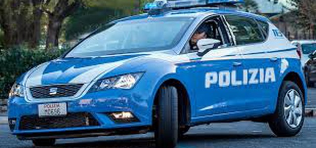 Catanzaro: la Polizia di Stato scopre una coltivazione domestica di marijuana e un inquietante caso di maltrattamenti, denunciando una cinquantenne.
