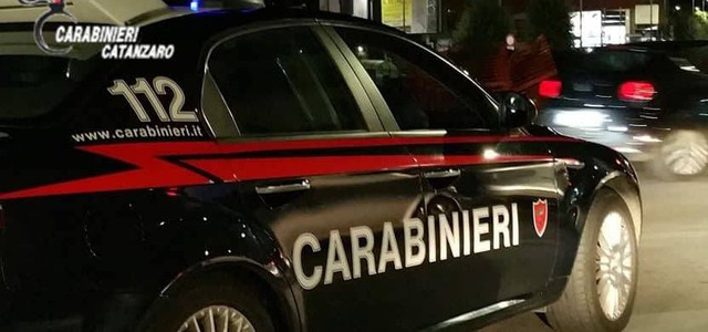 Tenta di estorcere denaro e cellulare a ragazzina, sedicenne fermato dai carabinieri