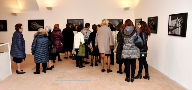 “Oltre gli stereotipi”: la FIDAPA Catanzaro alla mostra di Raffaele Montepaone