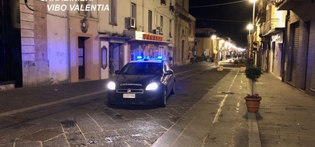 Accoltella figlia e nuora, arrestato