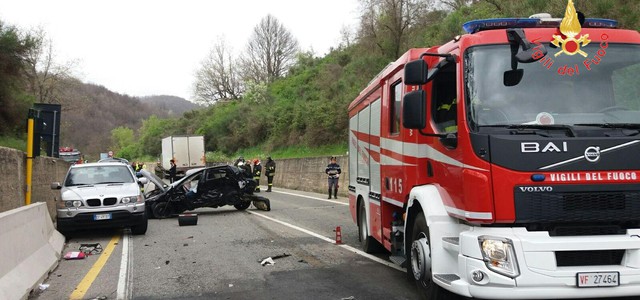 Scontro auto-camion sulla statale 107, muore una donna