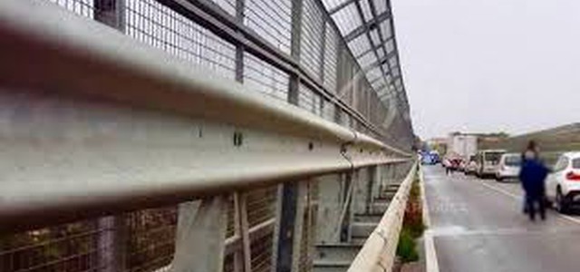 Tenta di togliersi la vita lanciandosi da un ponte, salvata dai Vigili del Fuoco