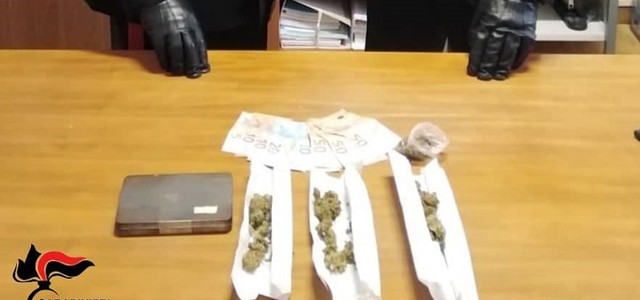 Spaccia di droga in autolavaggio a Catanzaro, arrestato 37enne