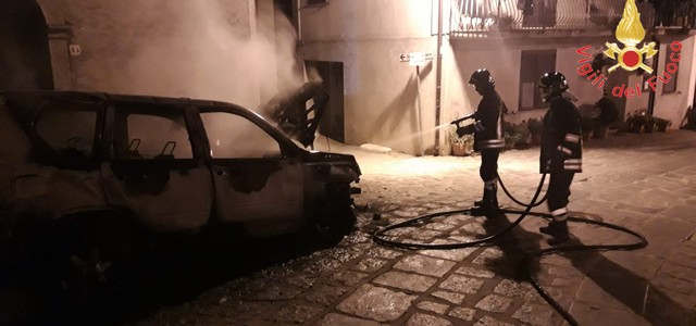 Auto in fiamme a Chiaravalle Centrale