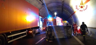 Auto si ribalta in galleria nel Catanzarese, tre giovani feriti