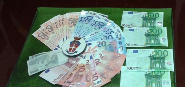 Cinque minori denunciati per acquisto di soldi falsi dal web