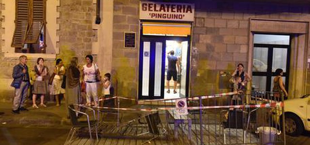 Furgone travolge tre bimbi e donna in gelateria Firenze