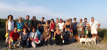 I volontari ripuliscono le dune di Giovino