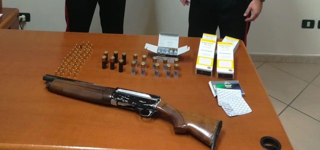AVEVA IN CASA UN FUCILE CON IL COLPO IN CANNA E MUNIZIONI, TUTTE ILLEGALMENTE DETENUTE: ARRESTATO