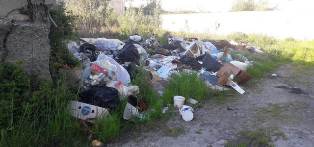 Cristina Rotundo denuncia: "Discariche abusive in Via Lucrezia Della Valle, Area Ex Mercatone Uno e Via Conti Ruffo"