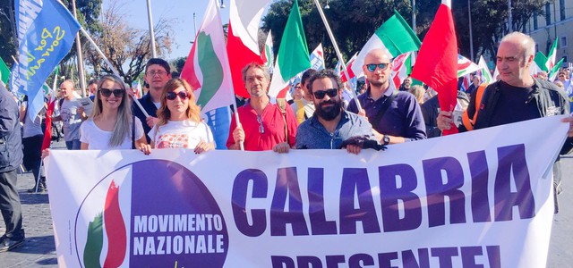 Militanti del Movimento Nazionale per la Sovranità catanzaresi manifestano a Roma