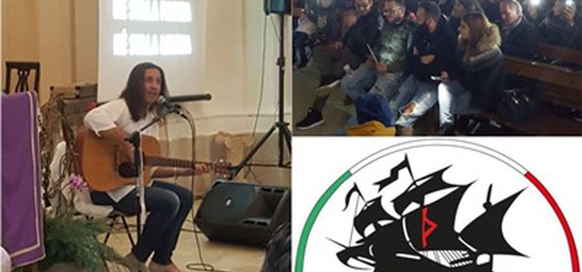 Povia in concerto a Decollatura, Alpocat lo accoglie in "nero"