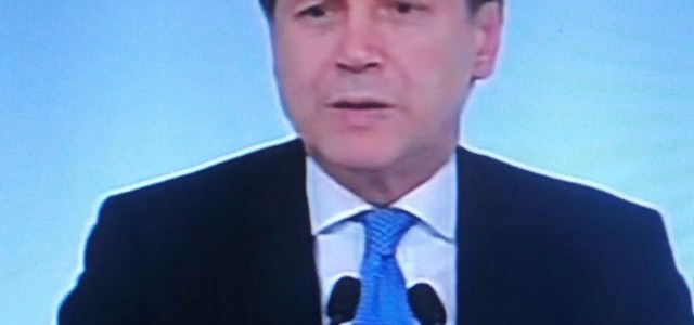 Coronavirus - Conte: "Misure restrittive su tutto il territorio nazionale, l'Italia intera #restaacasa"